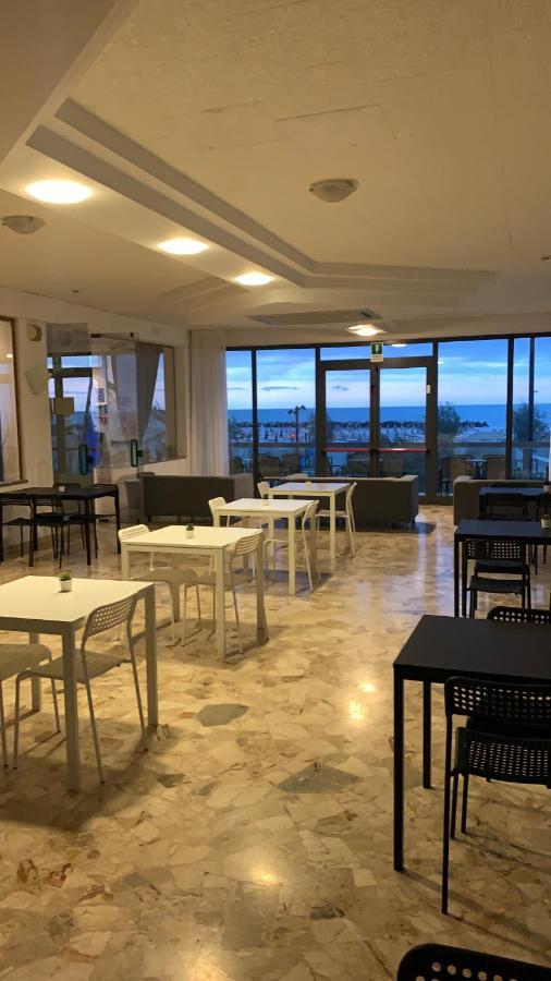 Hotel Tritone Rimini Exteriör bild