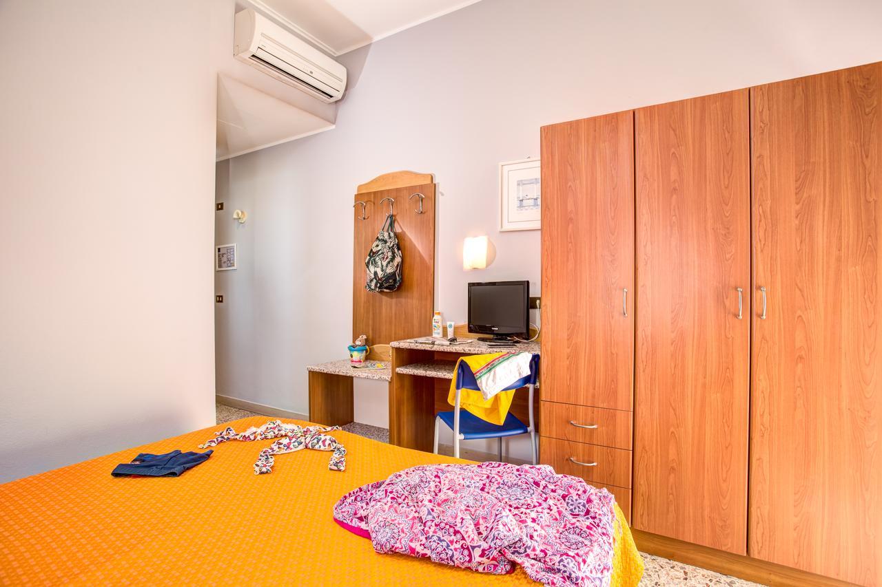 Hotel Tritone Rimini Exteriör bild