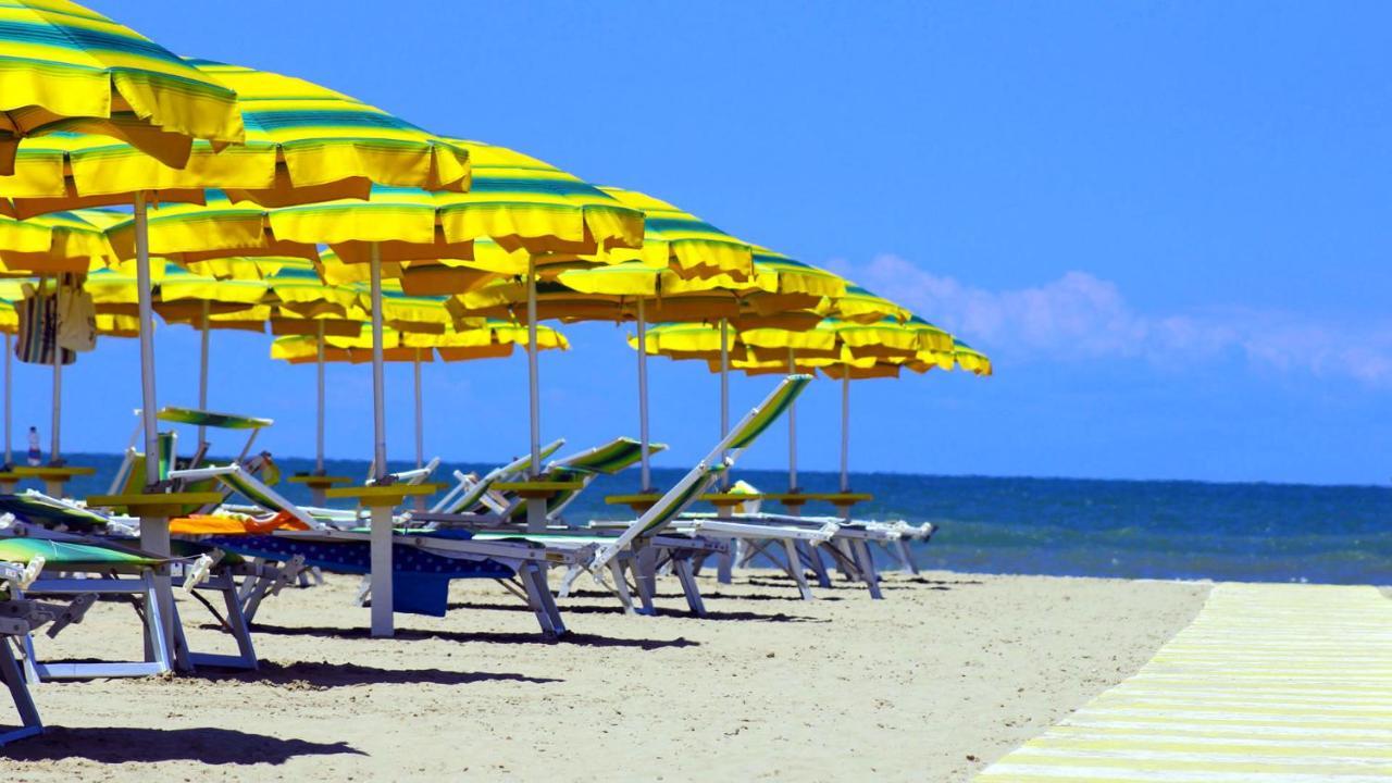 Hotel Tritone Rimini Exteriör bild