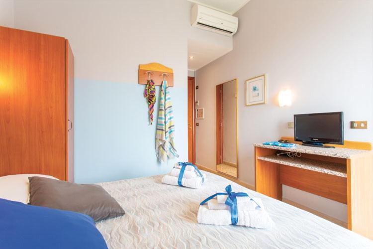 Hotel Tritone Rimini Exteriör bild
